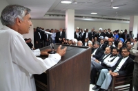 Addressing Lawyers at Bar room in District courts sector 43